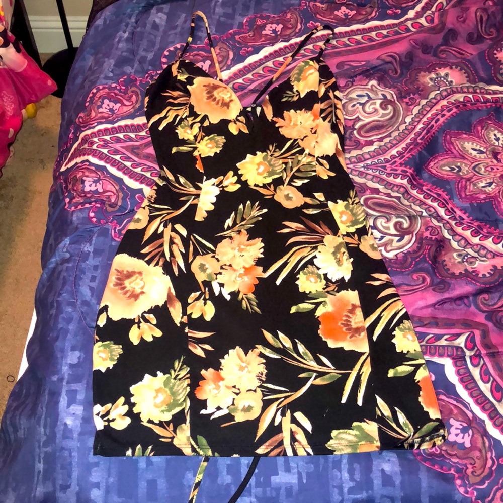 Sexy Floral BodyCon Mini Dress W/ Lace Up Back